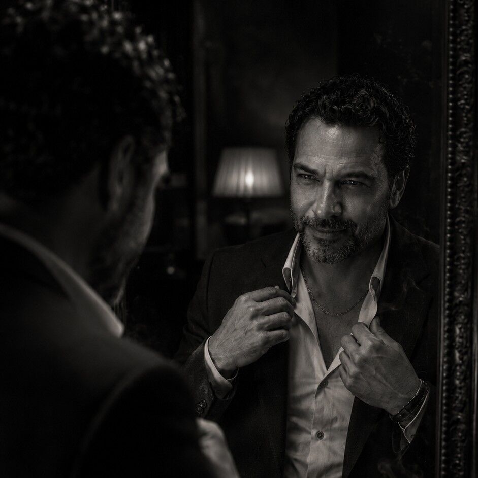 Felipe de sweet realities mirandose en el espejo imagen en blanco y negro.